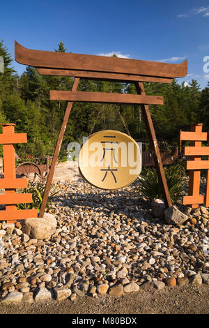 Gong japonais dans une cour avant paysagée jardin Zen en été, Québec, Canada Banque D'Images