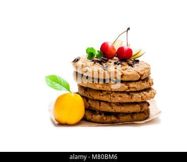 Pile de cookies avoine avec pâte de coing et pommes sauvages isolated on white Banque D'Images