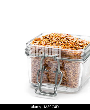 La graine de lin au bocal verre isolated on white Banque D'Images