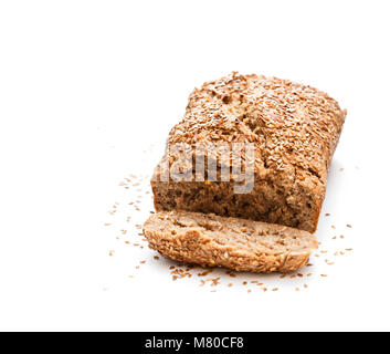 Farine de seigle Pain fait maison avec des graines de lin isolated on white Banque D'Images