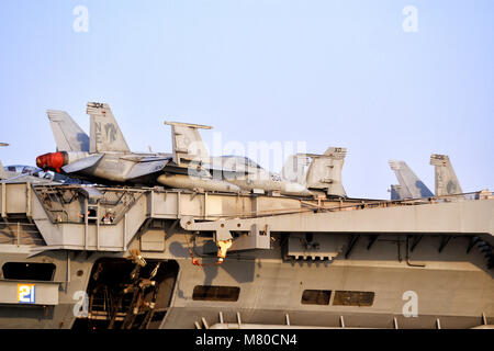 Des avions de combat F/A-18 E/F Super Hornet sur le porte-avions USS Carl Vinson Banque D'Images