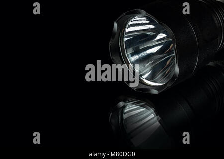 Étanche en aluminium anodisé noir sur fond noir lampe tactique Banque D'Images