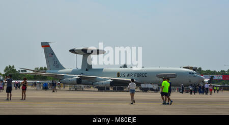 Singapour - Feb 10, 2018. Avions Boeing E-3 Sentry de United States Air Force (USAF) sur l'affichage à Changi, Singapour. Banque D'Images