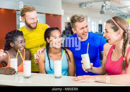 Multi-ethnic group of friends drinking milk-shakes aux protéines Banque D'Images