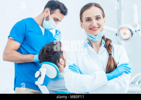 Portrait d'une femme confiante de dentiste dans le cabinet dentaire Banque D'Images