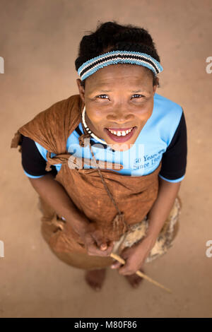 Une Bushwoman San poses en Ghanzi, Botswana. Banque D'Images