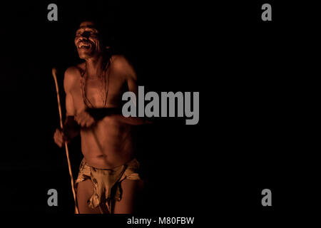 Un réseau SAN bushman raconte une histoire autour d'un feu à Ghanzi, Botswana. Banque D'Images