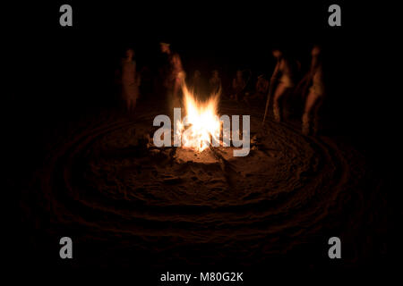 San Bushmen de la danse autour d'un feu à Ghanzi, Botswana. Banque D'Images