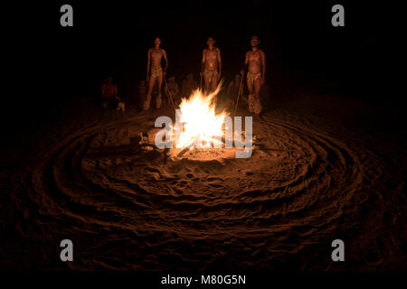 San Bushmen de la danse autour d'un feu à Ghanzi, Botswana. Banque D'Images