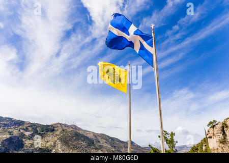 Et Byzantine grecque drapeaux flottant sur l'air contre ciel nuageux Banque D'Images