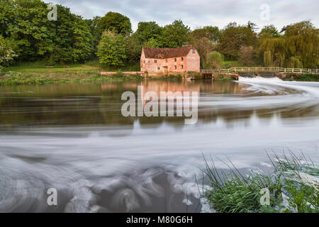 Tôt le matin, vue sur rivière Stour à Sturminster Newton Mill dans le Dorset. Banque D'Images