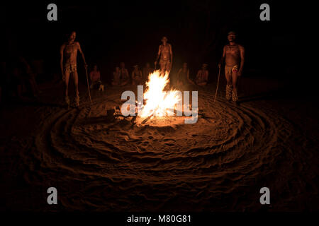 San Bushmen de la danse autour d'un feu à Ghanzi, Botswana. Banque D'Images