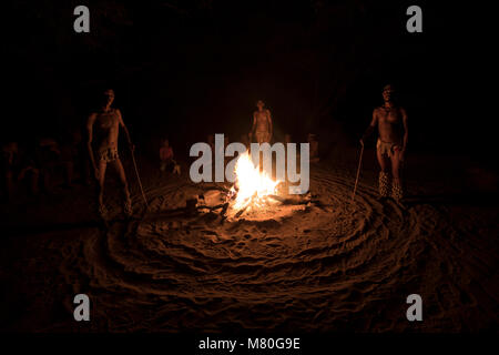 San Bushmen de la danse autour d'un feu à Ghanzi, Botswana. Banque D'Images