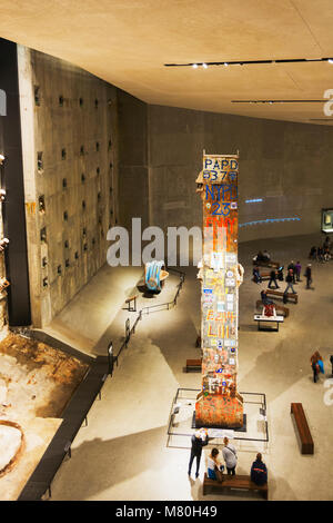 New York, USA, novembre 2016 : vue détaillée de la fondations Twin Tower reste dans le Musée du Mémorial National de 9-11 dans le lower Manhattan, New York Banque D'Images