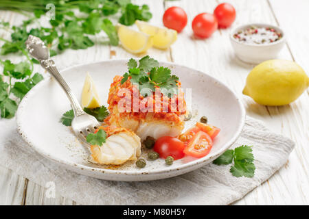 Poisson blanc (cabillaud, Pollock, nototenia, merlu), braisé avec des oignons, carottes et tomates. Marinade de légumes. De délicieux en-cas chauds ou froids pour les fins gourmets. S Banque D'Images