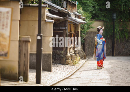 KYOTO, JAPON - 10 juin : une femme non identifiée s'habiller comme une femme japonaise Maiko, maquillage habituellement comme Geishas aussi connu sous le nom de Maiko pour une promenade à Kyoto le Jun Banque D'Images