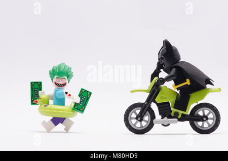 Lego Batman joker chasse fonctionnant avec de l'argent, isolé sur fond blanc. Banque D'Images