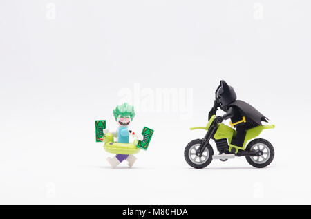 Lego Batman joker chasse fonctionnant avec de l'argent, isolé sur fond blanc. Banque D'Images