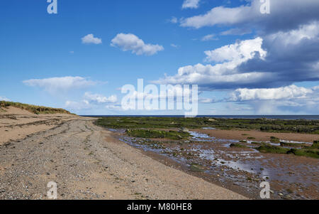 À l'autre jusqu'à l'Est Haven Beach, avec la marée et beaucoup de Rock Pools se formant sur le bas de la plage.Près de Carnoustie Banque D'Images