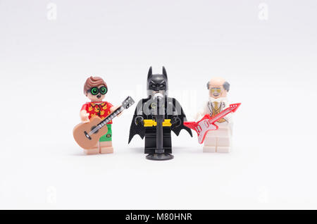 Le chant avec lego batman et robin alfred jouer de la guitare. isolé sur fond blanc. Banque D'Images