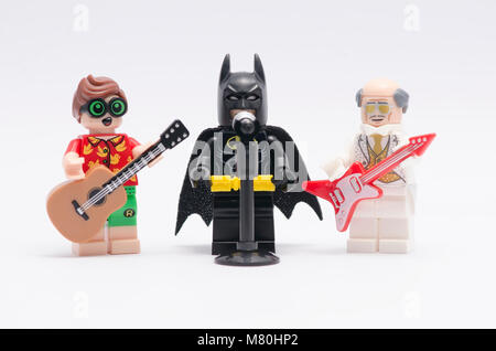 Le chant avec lego batman et robin alfred jouer de la guitare. isolé sur fond blanc. Banque D'Images