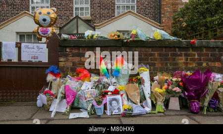 Tributs floraux croître à l'extérieur de la maison du comédien Liverpool Sir Ken Dodd en frêne épineux à Liverpool après la mort du vieux de 90 ans le dimanche. Banque D'Images