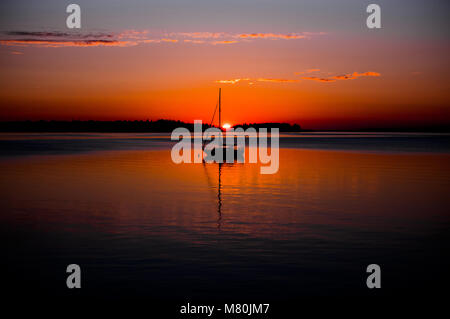 Silhouette d'un bateau à voile avec un beau lever de soleil en arrière-plan à Montague, Prince Edward Island Banque D'Images