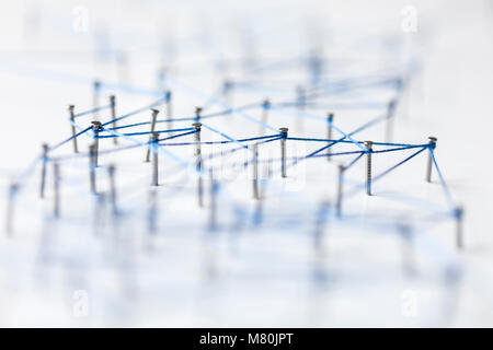 Une grande grille de broches connectées avec chaîne. Communication, technologie, réseau concept Banque D'Images