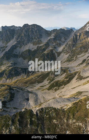 Image aérienne au coucher du soleil sur les paysages de montagne extraordinaire au Parc national de la Vanoise, dans les Alpes Françaises Banque D'Images