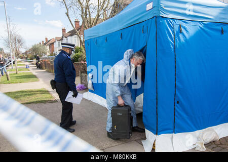 Les agents de police scientifique entrez une tente à l'extérieur d'un établissement à New Malden qui a été fermé après l'homme d'affaires Russe Nikolai Glushkov, un ami proche de Boris Berezovsky, porte-parole de Poutine a été trouvé mort. Banque D'Images