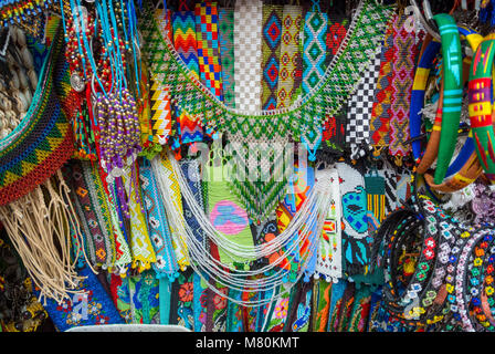 Mexico, CDMX, Mexique, colliers de perles Huichol, bracelets, perles art fait par la tribu Huichol Banque D'Images