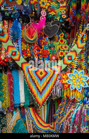 Mexico, CDMX, Mexique, colliers de perles Huichol, bracelets, perles art fait par la tribu Huichol Banque D'Images