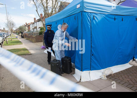 Les agents de police scientifique entrez une tente à l'extérieur d'un établissement à New Malden qui a été fermé après l'homme d'affaires Russe Nikolai Glushkov, un ami proche de Boris Berezovsky, porte-parole de Poutine a été trouvé mort. Banque D'Images