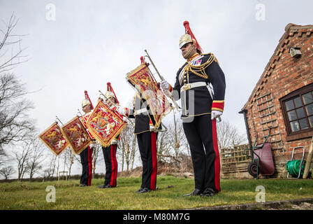 Membres du Household Cavalry fanfare test trompettes qui pourrait jouer un rôle clé en mai's mariage royal, à Richard Smith (M J) Ltd et atelier du Yorkshire du Nord, après que la compagnie a été commandé par le ministère de la Défense de produire vingt trompettes à utiliser pour un certain nombre de reprises et de l'état royal. Banque D'Images