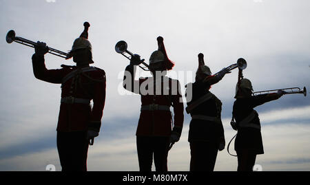 Membres du Household Cavalry fanfare test trompettes qui pourrait jouer un rôle clé en mai's mariage royal, à Richard Smith (M J) Ltd et atelier du Yorkshire du Nord, après que la compagnie a été commandé par le ministère de la Défense de produire vingt trompettes à utiliser pour un certain nombre de reprises et de l'état royal. Banque D'Images