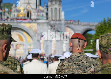 Des soldats croates à prayng millitary pèlerinage à Lourdes, France. Banque D'Images