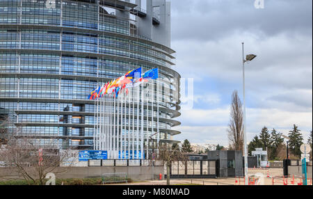 Strasbourg, France - 28 décembre 2017 : des détails architecturaux du bâtiment Louise-Weiss par une journée d'hiver, siège du Parlement de l'Union européenne Banque D'Images