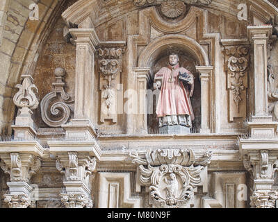 Sculptures sur la façade de l'église de San Vicente à San Sebastian, Pays Basque, Espagne. Banque D'Images