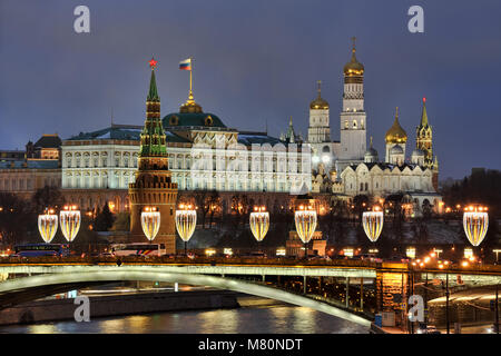 Lumières de Fête de pont Bolshoy Kamenny au Kremlin de Moscou au crépuscule Banque D'Images