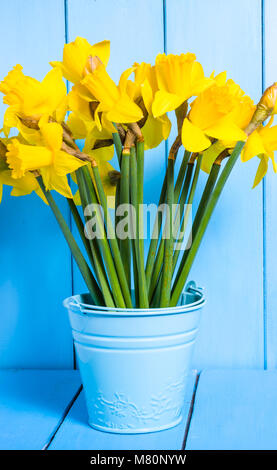 Arrière-plan de Pâques Printemps jaune bouquet de jonquilles avec dans l'océan Banque D'Images