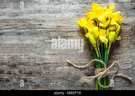 Arrière-plan de Pâques au printemps de jonquilles bouquet sur table en bois Banque D'Images