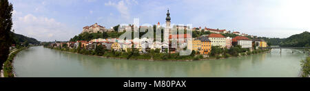 Vue panoramique de Burghausen, Bavière, Allemagne de l'autre côté de la rivière Salzach. Prise dans le village Ach qui appartient à l'Autriche. Banque D'Images