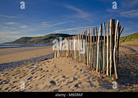 Clôture en bois sur la plage de Llandudno rive ouest, côte Nord du Pays de Galles Banque D'Images