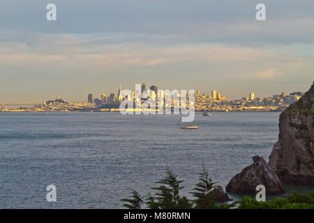 Vue de San Francisco de l'autre côté de la baie baignée de lumière chaude, la fin de l'après-midi. Banque D'Images