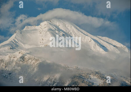 Mountain émergeant des nuages de neige Banque D'Images