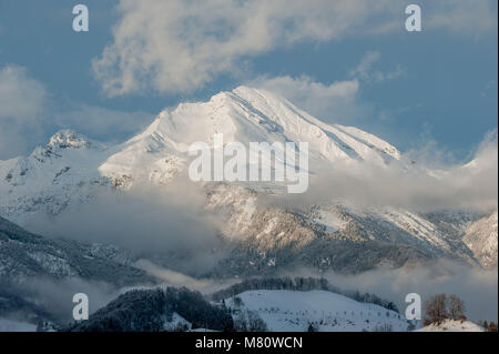 Mountain émergeant des nuages de neige Banque D'Images