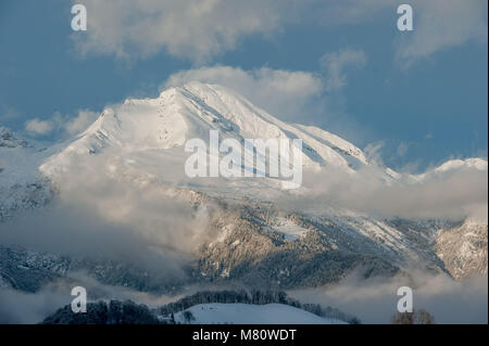 Mountain émergeant des nuages de neige Banque D'Images