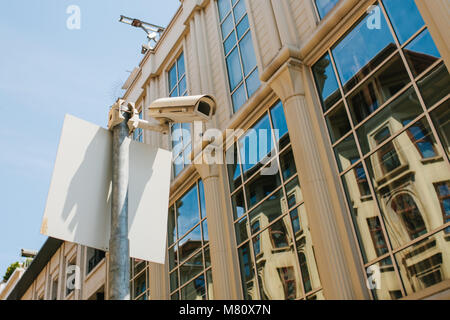 Radar de vitesse de l'appareil photo fixation et d'enregistrement des infractions de trafic à Istanbul en Turquie. La sécurité sur la route. Banque D'Images