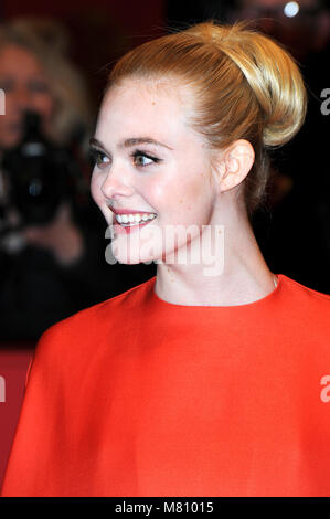 15 février 2018 - Berlin Elle Fanning arrivant à l'Isle of Dogs Tapis Rouge au cours de la Berlinale 2018 Banque D'Images