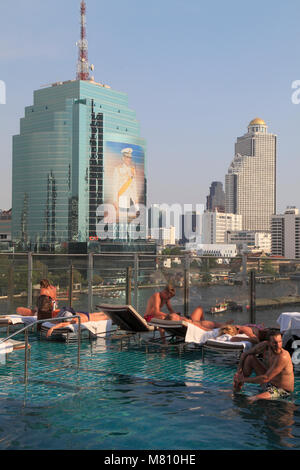 La Thaïlande, Bangkok ; Millénaire Hilton Hotel, la piscine, ligne d'horizon, Banque D'Images